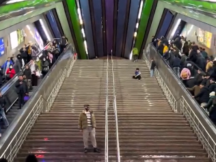 پس از انتشار گسترده ویدیو؛ خواننده ترانه در تجریش در پیامی گفت که «عاشق» خامنهای است