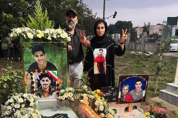 رغم الضغوط الأمنية المكثفة.. أهالي قتلى "انتفاضة مهسا" يحيون ذكرى ذويهم الثانية