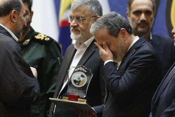 وزير الخارجية الإيراني عباس عراقجي يبكي عند تسلمه خاتم قاسم سليماني