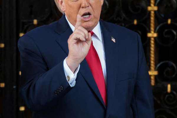 ترامب: إذا أطلقت إيران النار على المحتجين فستتدخل الولايات المتحدة لإنقاذهم