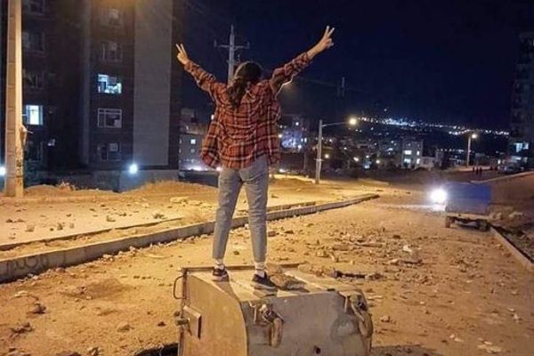 "بوليتيكو": الاتحاد الأوروبي يدرس فرض عقوبات على 40 فردًا ومؤسسة إيرانية