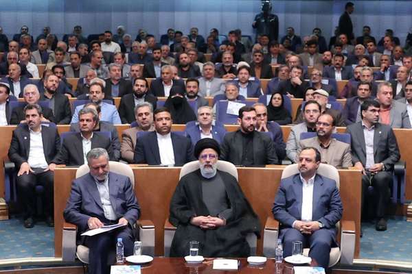 Experts Urge Iran To Focus On Economic Development And US Relations