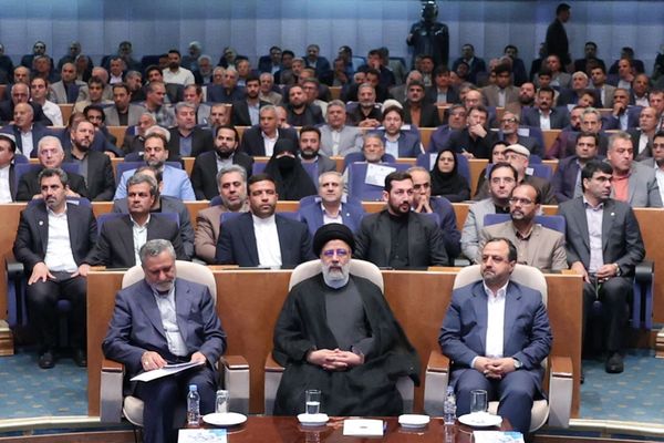 Experts Urge Iran To Focus On Economic Development And US Relations