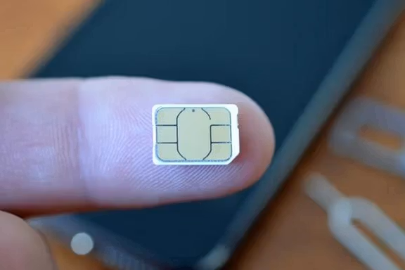 شهروندان از قطع سیمکارت منتقدان بهعنوان ابزار جدید جمهوری اسلامی برای سرکوب نام بردند