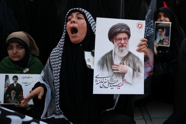 وزارة الاستخبارات الإيرانية: سننتقم لدم المرشد خامنئي