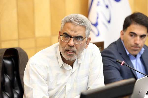 برلماني إيراني يحذّر: رفع سعر البنزين "كشرارة في مستودع بارود"