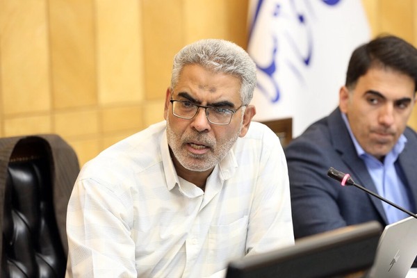 برلماني إيراني يحذّر: رفع سعر البنزين "كشرارة في مستودع بارود"
