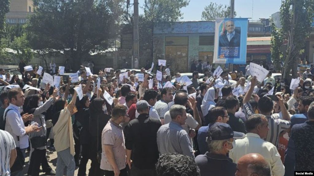 وعود الرئيس لم تهدئ الغضب.. تصاعد احتجاجات الممرضين في إيران