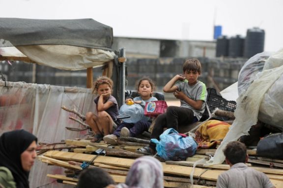 آوارگان فلسطینی در حال فرار از رفح به دنبال شدت گرفتن درگیریها، جنوب نوار غزه، هشتم خرداد