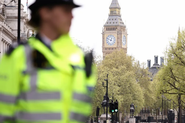 الشرطة البريطانية تتهم 3 إيرانيين بالتعاون مع الاستخبارات الإيرانية