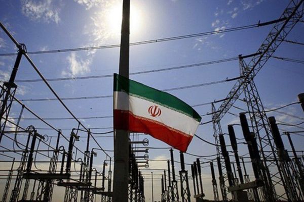 بعد تفاقم الأزمة وعجز الحكومة.. إيران توقف صادرات الكهرباء إلى العراق