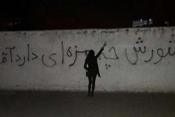 استمرار الانتفاضة في إيران بالشعارات وحرق صور رموز النظام وإحياء ذكرى القتلى