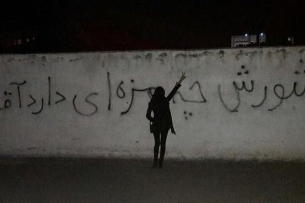 استمرار الانتفاضة في إيران بالشعارات وحرق صور رموز النظام وإحياء ذكرى القتلى