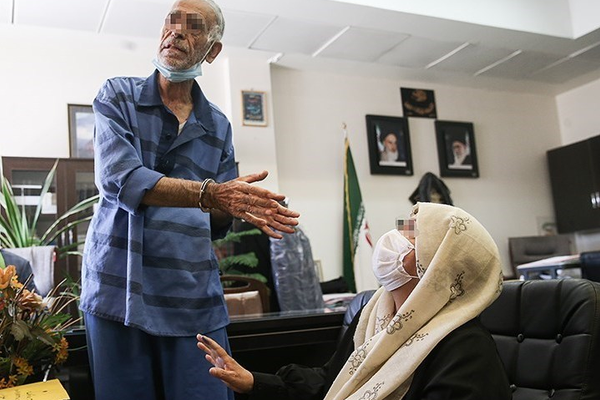 وسائل إعلام إيرانية: وفاة أكبر خرمدين المتهم بقتل نجله وابنته وصهره