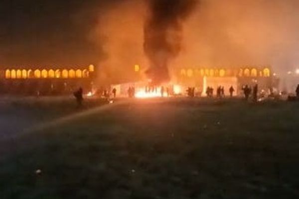 بعد حرق خيام المعتصمين واعتقال بعضهم.. انتشار لقوات الأمن الإيرانية وبطء الإنترنت بأصفهان