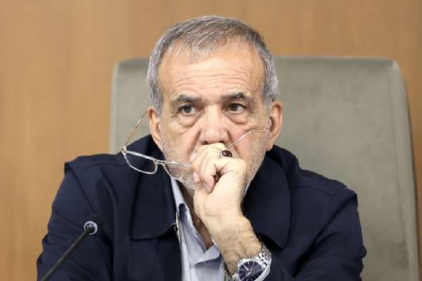 بزشكيان غاضب من «جنون» الحرس الثوري ويطلب لقاءً عاجلًا مع مجتبى خامنئي لوقف الهجمات