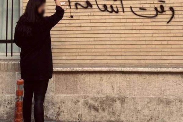 تحذيرات حقوقية من محاكمات "افتراضية" سريعة.. و"مصادرة" جثامين قتلى الاحتجاجات في إيران