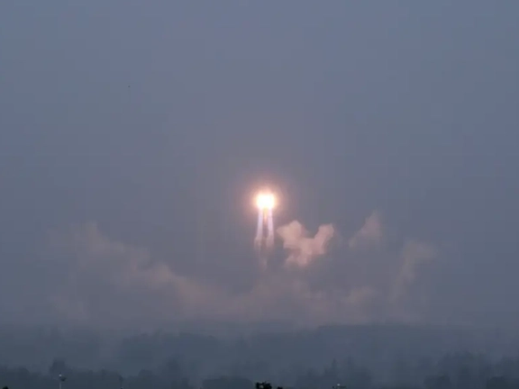 کاوشگر بدون سرنشین چین برای نمونهبرداری بر نیمه تاریک ماه فرود آمد