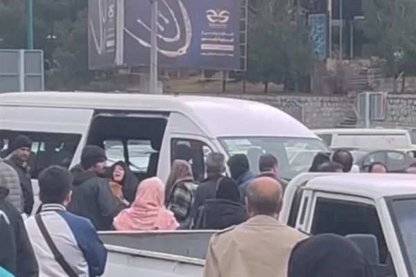 خاص: معتقلات شرطة الأخلاق الرافضات للحجاب الإجباري في إيران يتعرضن للإهانات الجنسية والضرب