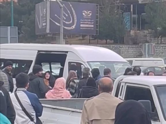 خاص: معتقلات شرطة الأخلاق الرافضات للحجاب الإجباري في إيران يتعرضن للإهانات الجنسية والضرب