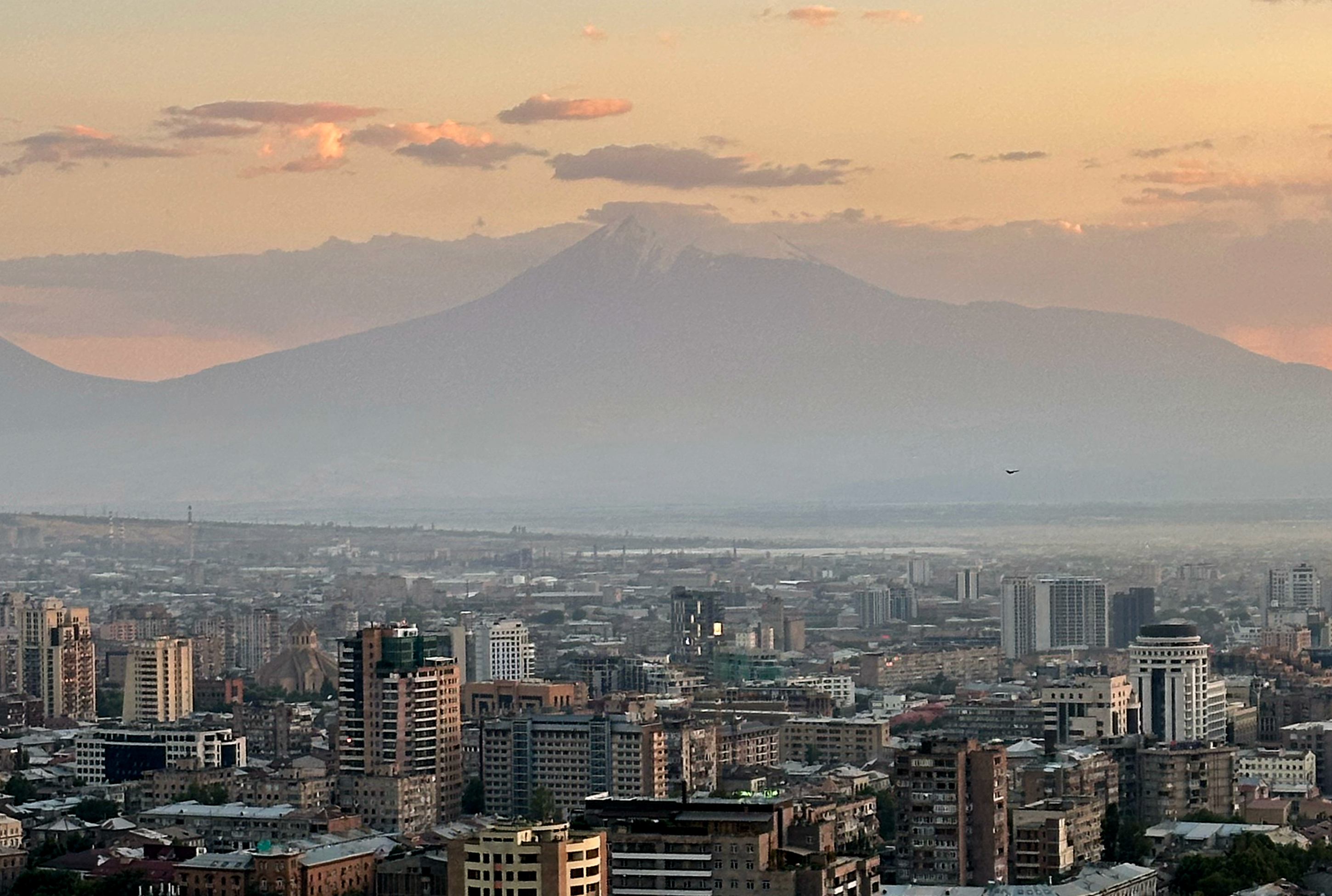 بحران اقتصادی در ایران، بخشی از شهروندان را برای کسب درآمد به ارمنستان کشانده است.