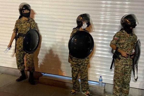جمعية "الإمام علي": النظام الإيراني يستغل الأطفال الفقراء في قمع المتظاهرين مقابل الطعام