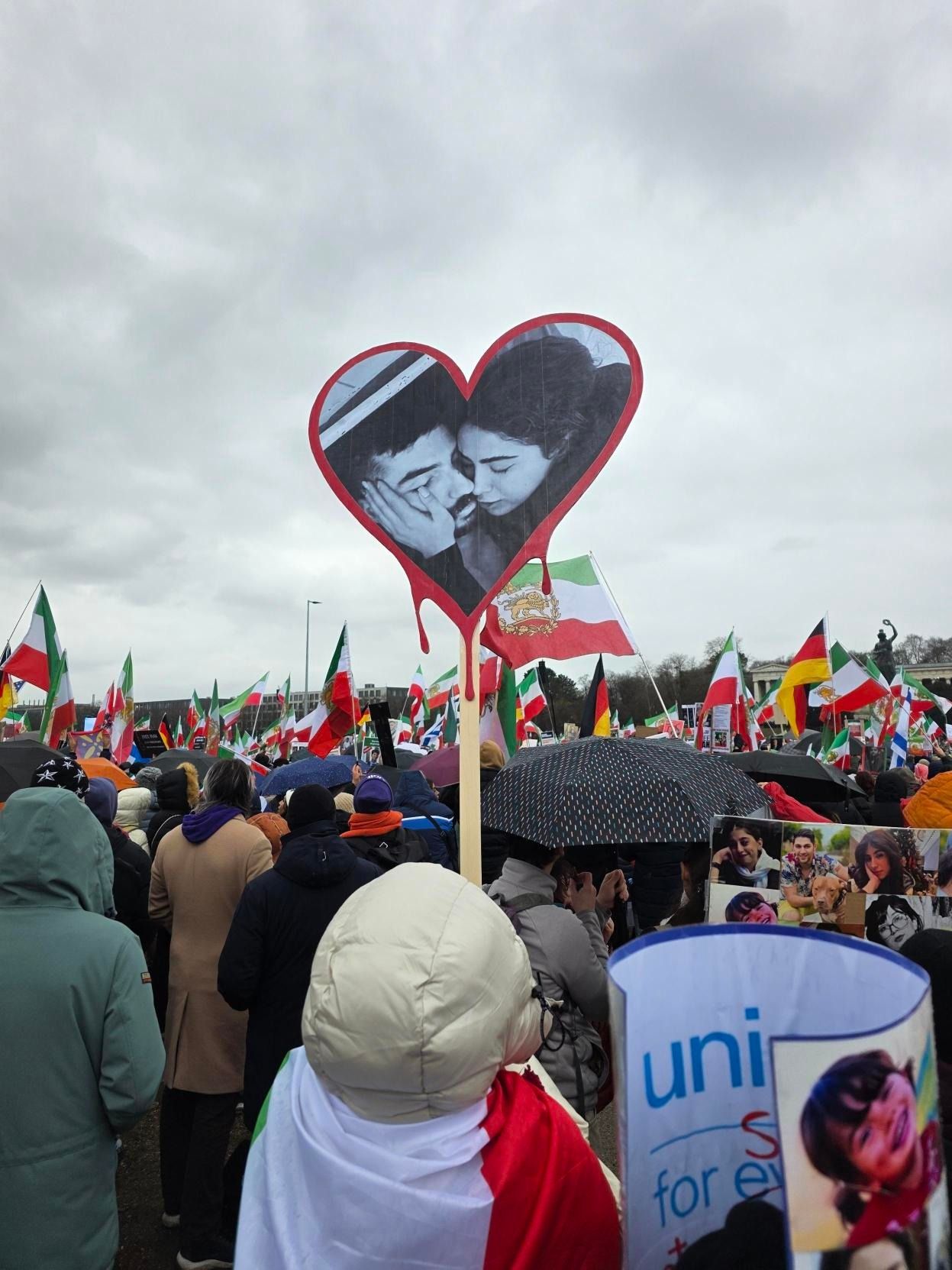 در آیین چهلم جان‌باختگان انقلاب ملی، خانواده‌ها از «آزادی» و «افتخار به فرزندانشان» گفتند‬