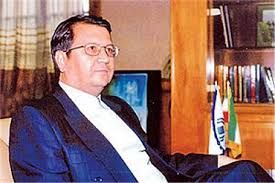 در زمان مدیرعاملی بانک سینا، همتی توانست این بانک زیرمجموعه بنیاد مستضعفان را از لیست تحریم خارج کند