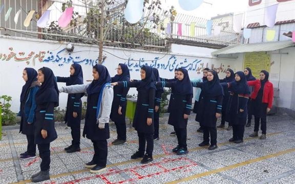 عضو هیات علمی دانشکده فنی شریعتی: لباس فرم دانشآموزان را با پارچه ملحفهای میدوزند