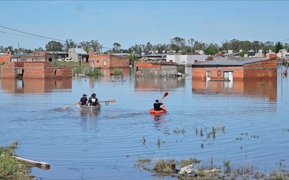 سیل در شهر باهیا بلانکا در آرژانتین جان ۱۶ نفر را گرفت