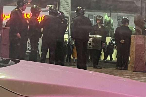 شهود عيان: الأمن الإيراني يمنع علاج الجرحى ويحاصر طبيبًا داخل عيادته في "جيلان"