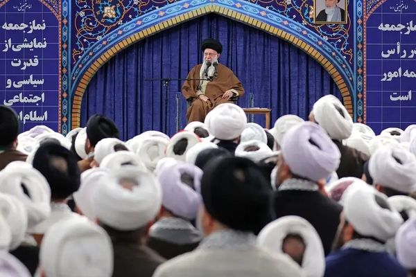 المرشد الإيراني يدعو الخطباء لتشجيع الناس على المشاركة في الانتخابات ويثني على الحوثيين