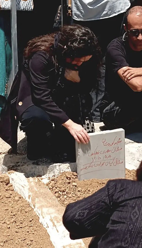 سنگ‌های موقت مزار مهدی توکلی، مریم اصلانی و سمیه توکلی که عبارت «شهید کوردستان» بر آن‌ها نوشته شده است.