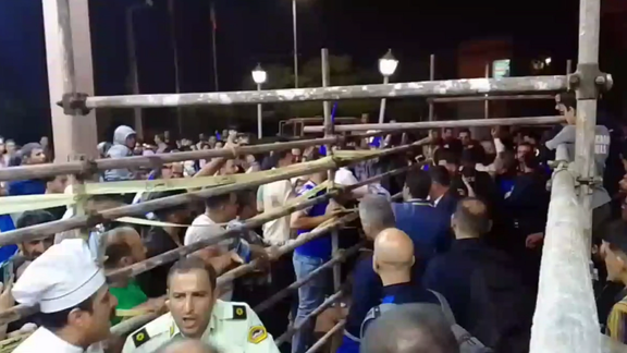 حمله پلیس به هواداران استقلال در مقابل هتل پارس اهواز