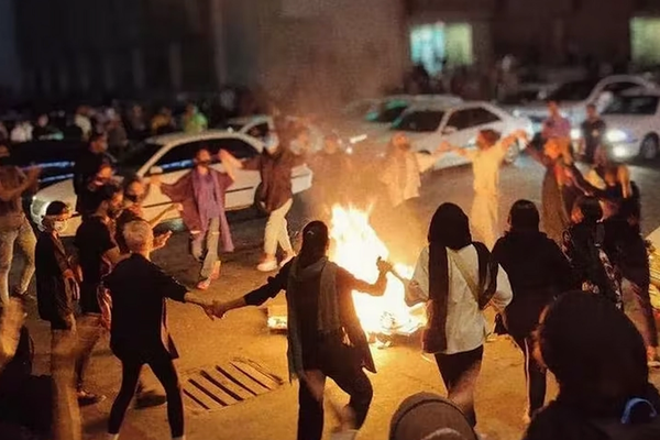 معهد "كُمان" الإيراني: 81% من المواطنين يؤيدون إسقاط نظام "الجمهورية الإسلامية"