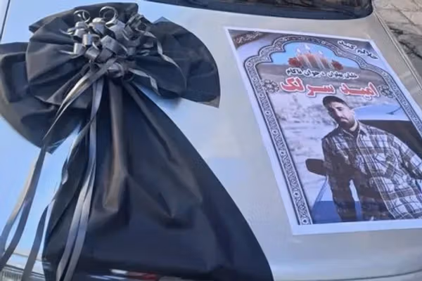 بعد مقتل ناشط سياسي.. غضب شعبي يتصاعد في إيران.. وموجة تضامن تحرق صور المرشد