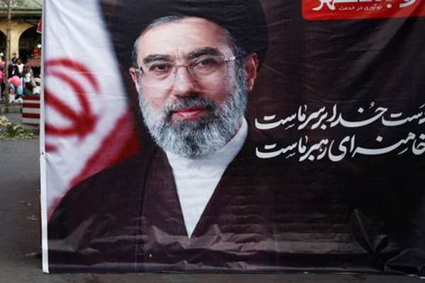 عضو "خبراء القيادة" بإيران: مجتبى خامنئي أُصيب في ساقه أول أيام الحرب و"بترها" كان مطروحًا