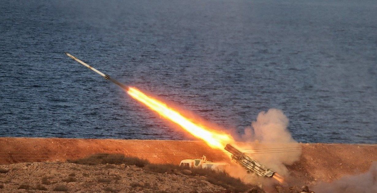 في تصعيد جديد .. الحوثيون المدعومون من إيران يهاجمون ناقلة تجارية نرويجية بالبحر الأحمر