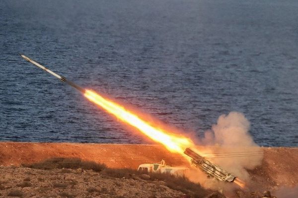 في تصعيد جديد .. الحوثيون المدعومون من إيران يهاجمون ناقلة تجارية نرويجية بالبحر الأحمر
