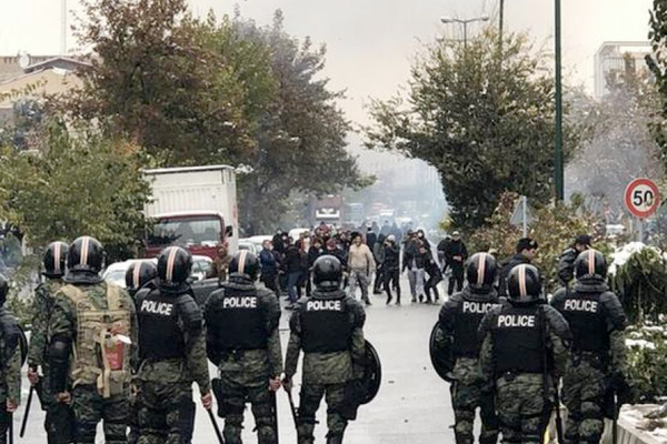 واشنطن تفرض عقوبات على 12 مسؤولاً إيرانياً بسبب انتهاكات حقوق الإنسان