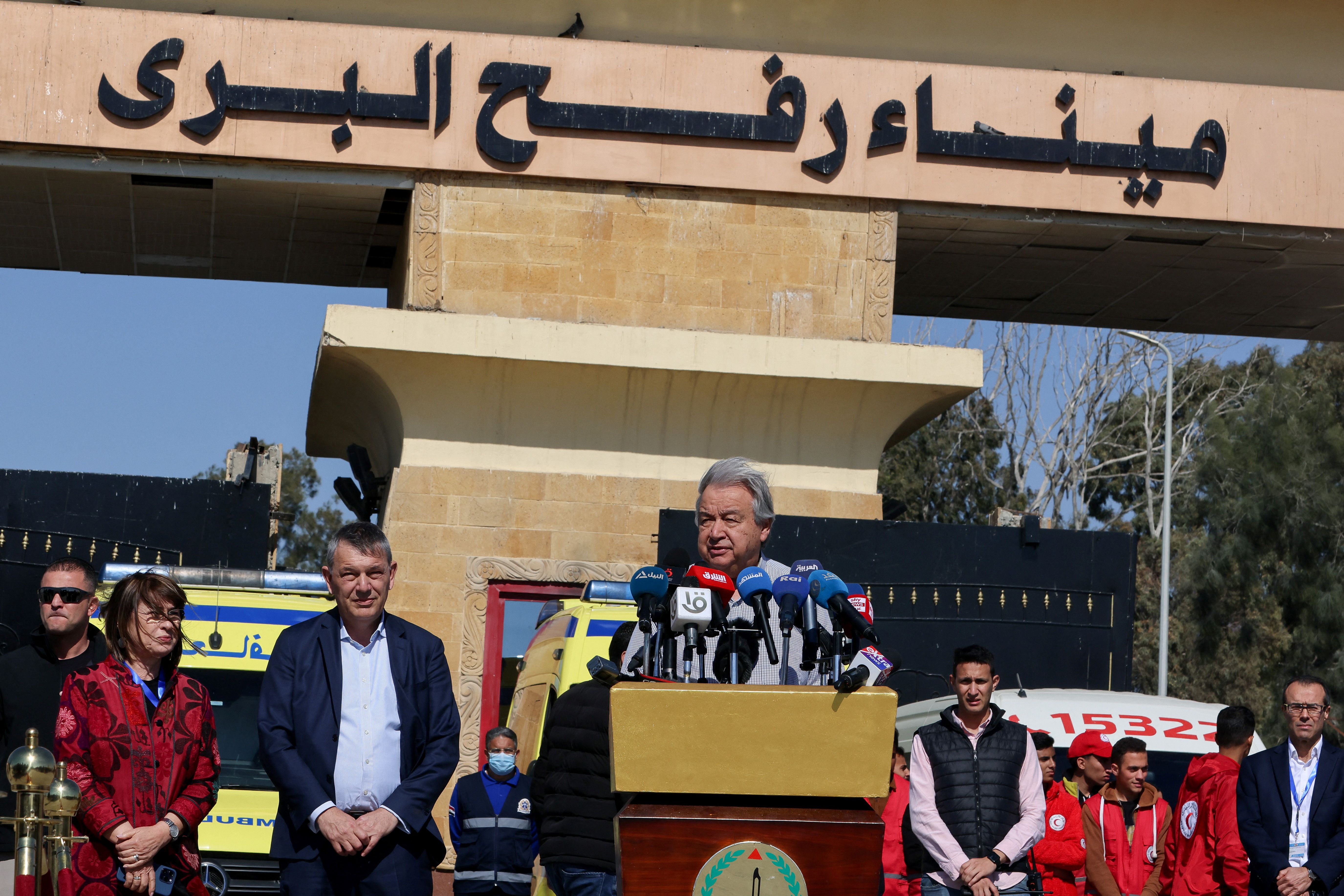 انتقاد دبیرکل سازمان ملل از توقف کامیون‌های امدادی طی بازدید از گذرگاه رفح