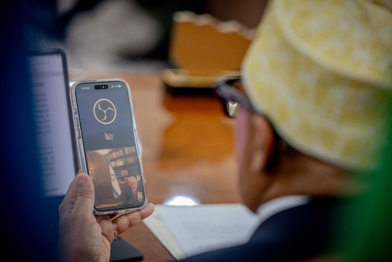 عبدالرحمن محمد عبداللهی، رییس‌جمهور سومالی‌لند در حال تماس تلفنی با بنیامین نتانیاهو