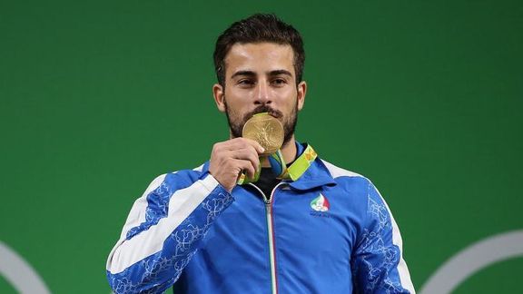 کیانوش رستمی، قهرمان پیشین المپیک، با پرچم کوزوو در مسابقات جهانی شرکت میکند