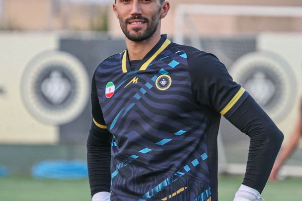 بعد تجاوز الدولار 100 ألف تومان.. حارس مرمى إيراني يسخر من "المسؤولين الأعزاء"