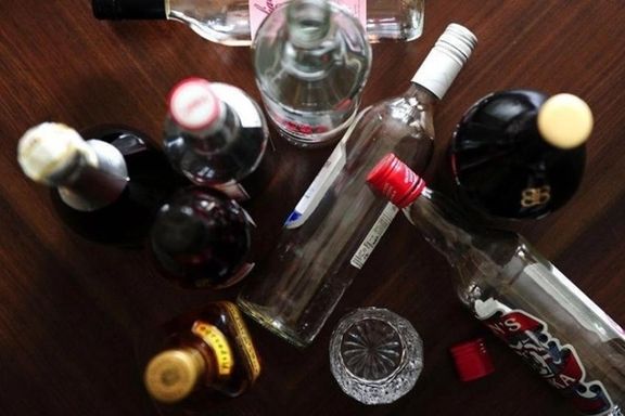 انتشار حالات التسمم بسبب "المشروبات الكحولية المغشوشة" في عدة محافظات إيرانية