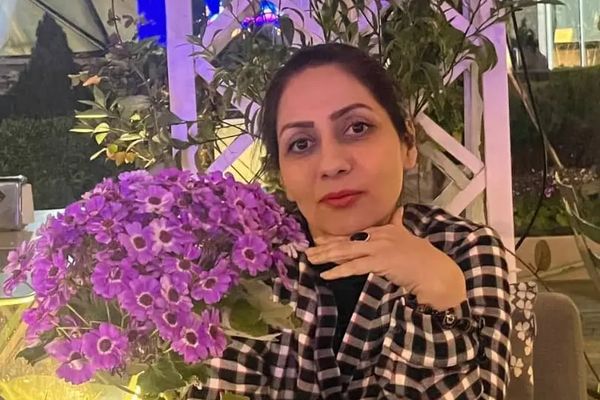 بعد إضرابها عن الطعام.. تدهور الحالة الصحية لسجينة سياسية إيرانية طالبت باستقالة خامنئي