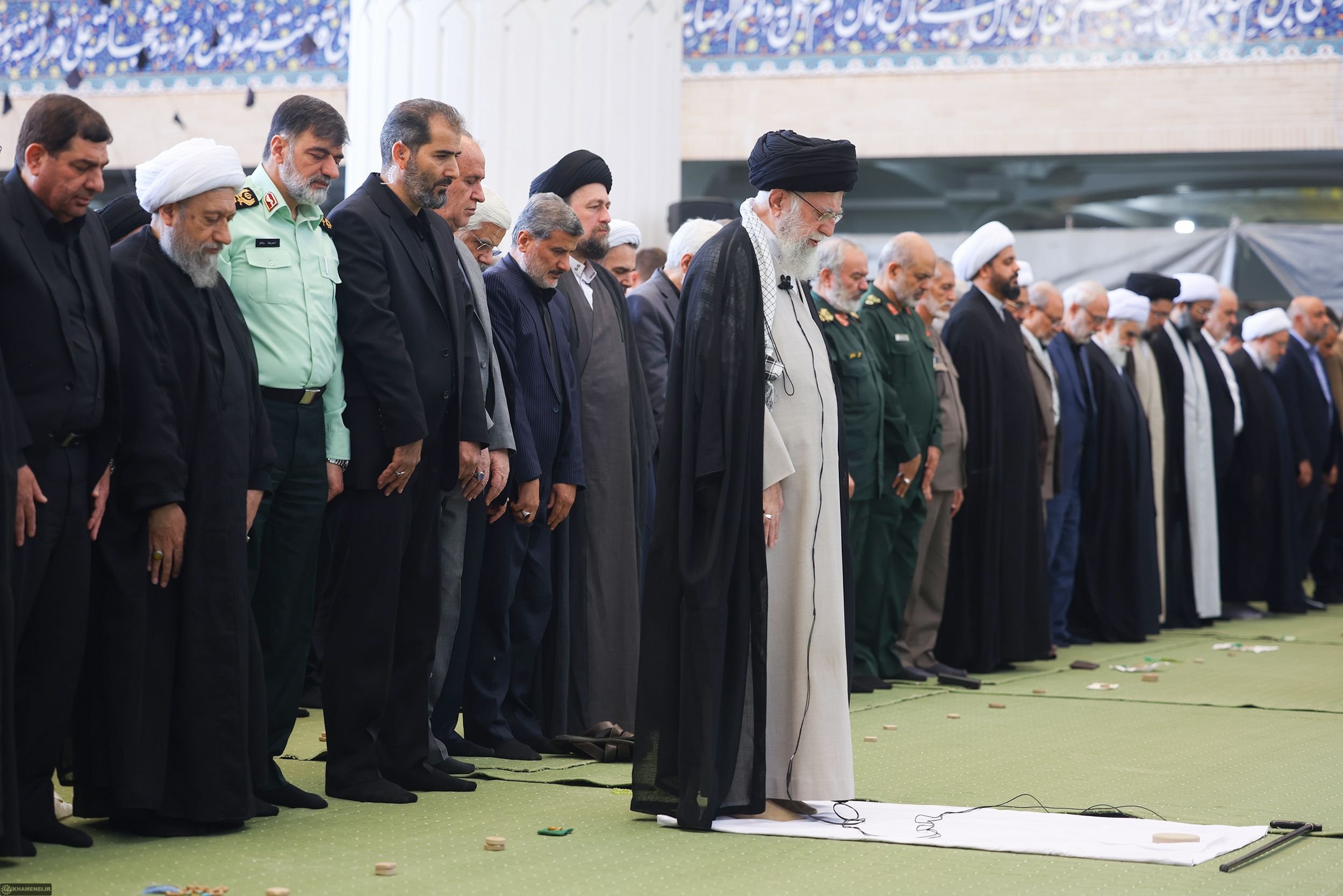 مسؤول إيراني: هناك من نطق بالشهادة وجاء إلى الصلاة وراء المرشد خامنئي بعد تهديدات إسرائيل