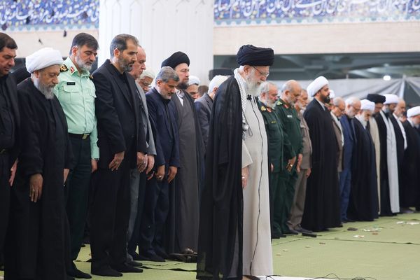 مسؤول إيراني: هناك من نطق بالشهادة وجاء إلى الصلاة وراء المرشد خامنئي بعد تهديدات إسرائيل