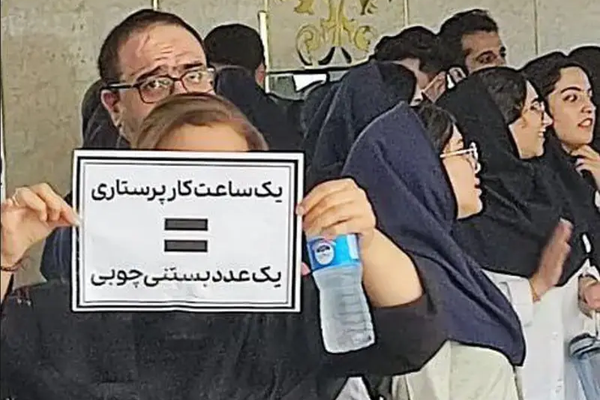 متابعو "إيران إنترناشيونال": نظام طهران رد على احتجاجات الممرضين بالقمع والعنف