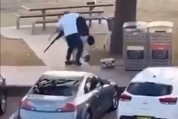 آلبانیزی از «قهرمان استرالیایی» که یک مهاجم حمله سیدنی را خلع سلاح کرد، قدردانی کرد